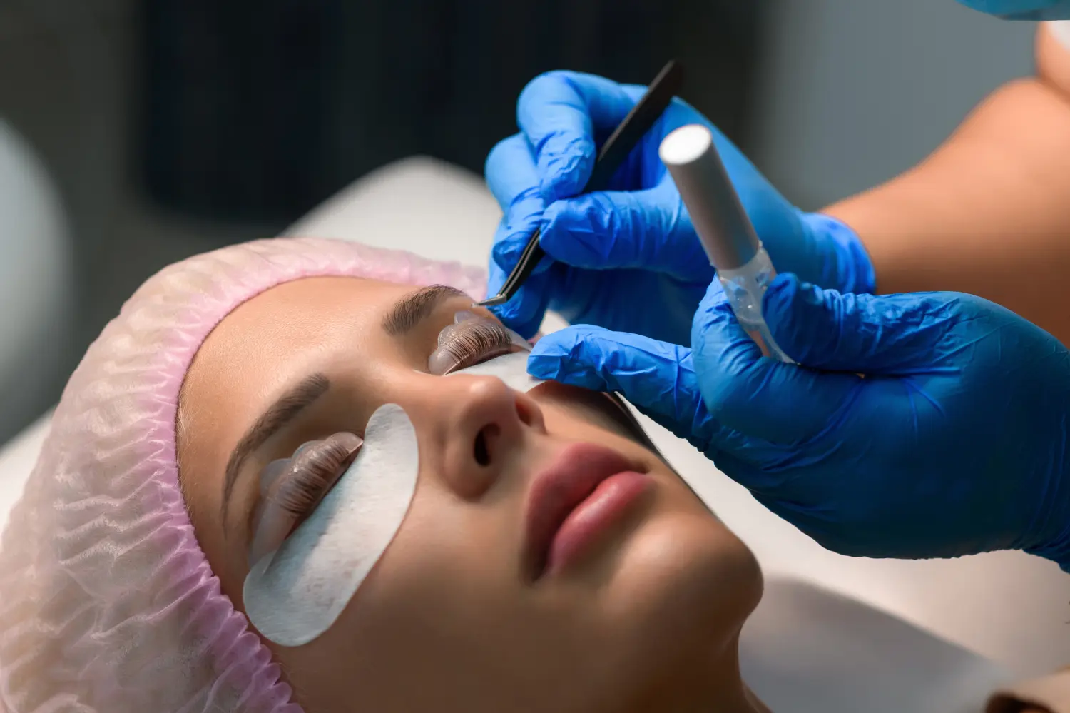 Behandlungsverfahren zur Wimpernpflege. Frau, die Wimpern laminiert, färbt, kräuselt, laminiert und die Wimpern verlängert.